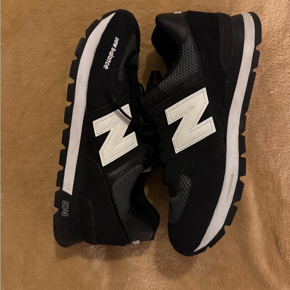 Men’s size 11 New Balance 574